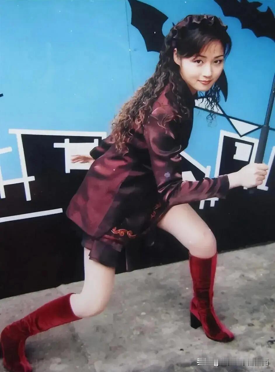 这样放在一起比确实没有什么可比性，莫文蔚的腿称第二，没人敢称第一。只是莫文蔚