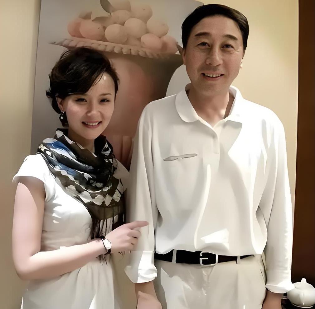 “我就是冯巩的秘密情人，他答应给我五十万，却翻脸不认人！”2004年，一保姆跑到