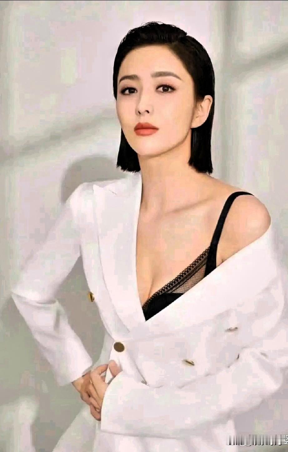 佟丽娅黑裙杀疯啦！佟丽娅11月最新写真直接封神。一袭黑色抹胸鱼尾裙...