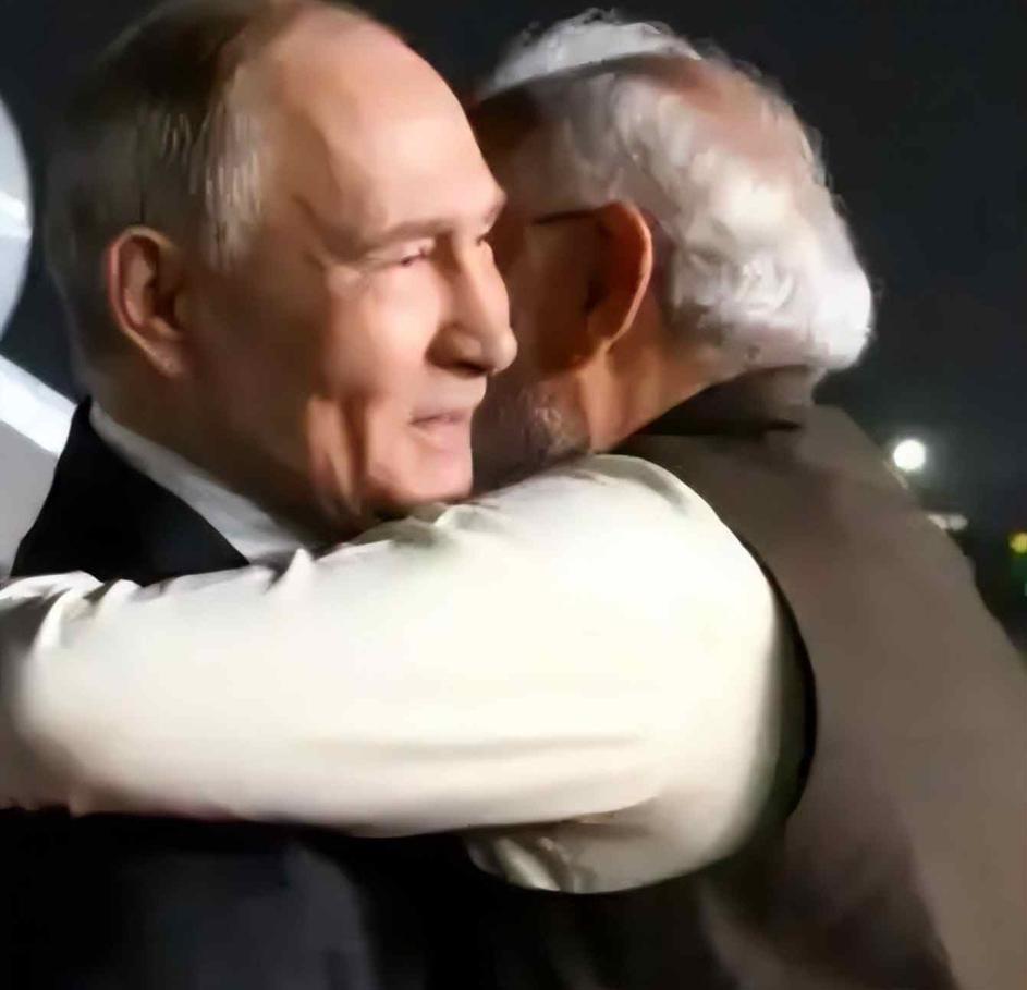 普京访问印度时与莫迪握手合影，现场气氛热烈，红毯铺开，鲜花摆放，双方还提出要达成