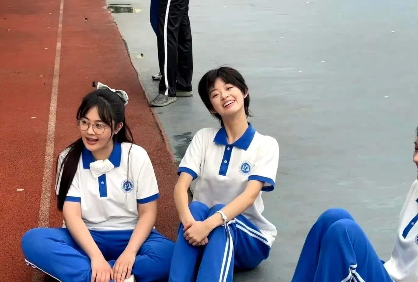 说实话黄杨钿甜看上去傻傻的，旁边的两个小姐姐更好看，接地气。