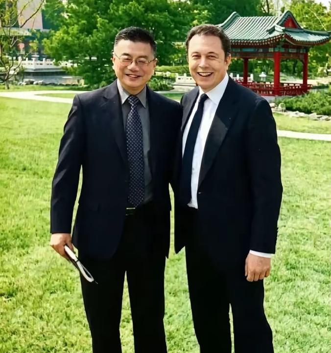 太意外！全球狂傲的马斯克，唯独对这位上海老同学甘拜下风。在国际商界，马斯克向