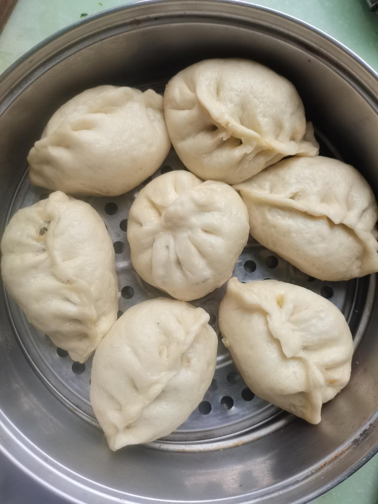 蒸包子和面时，用温水化开一勺酵母粉，再添上一勺白糖，就可以着手和面了，冬天通常一