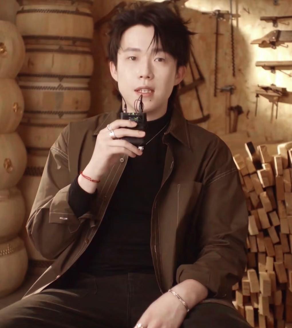 一大早就看到这张图王楚钦真的是帅了我一大跳果然每个人都一样，一旦不上班的