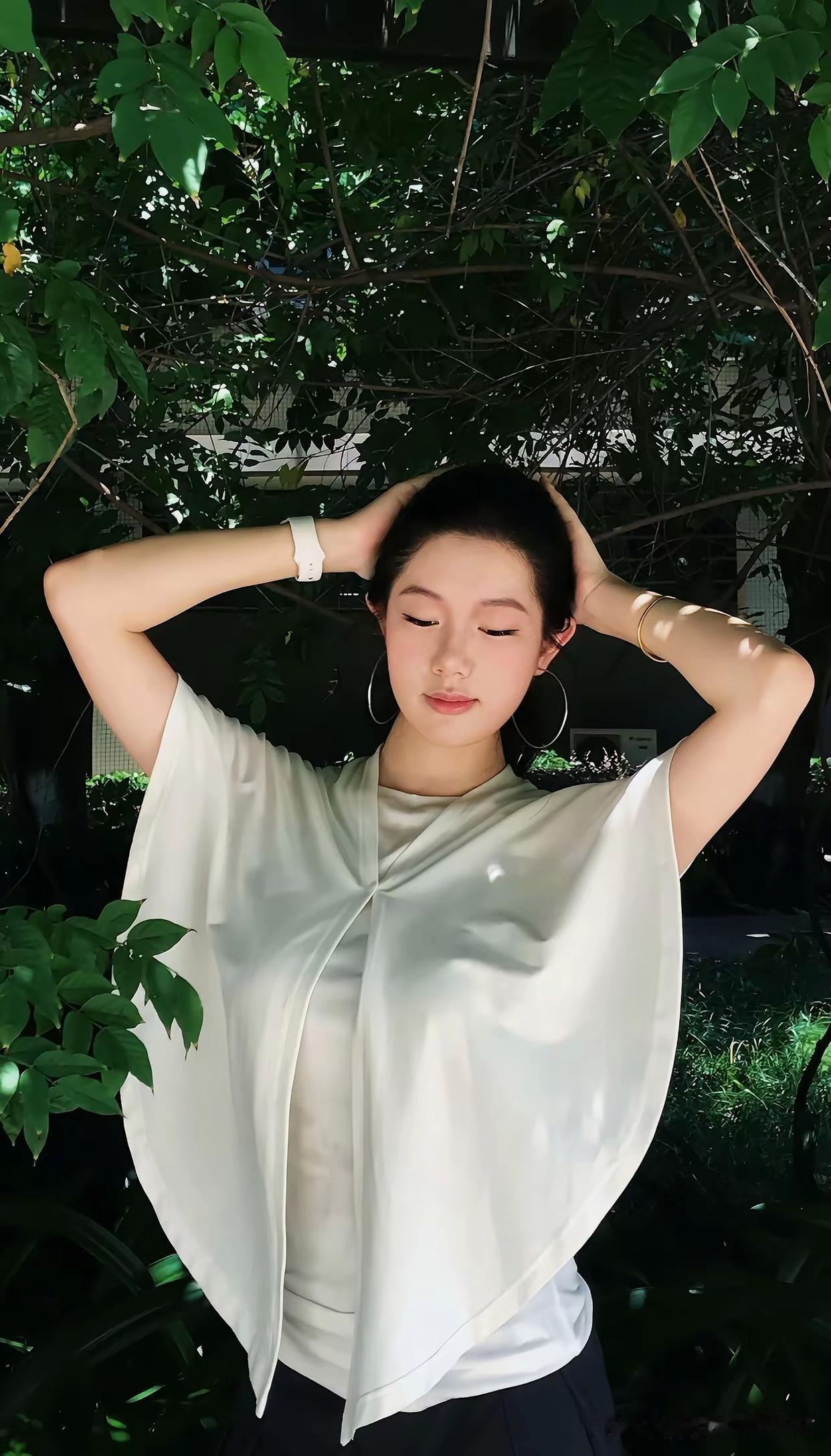 夏日清新穿搭，白色上衣+黑色长裤，简约时尚！🌞👗👠