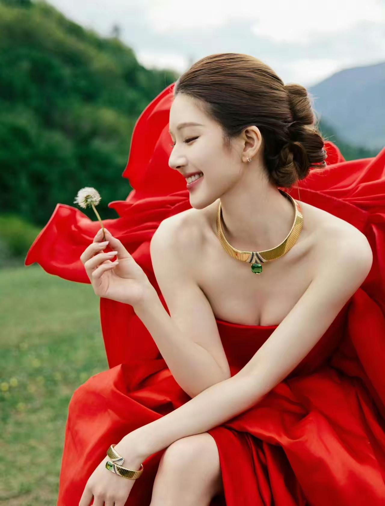 赵露思🌸在九寨沟，高定红裙不穿鞋[吃瓜]大概是把“流量”玩明白了的[灵光一