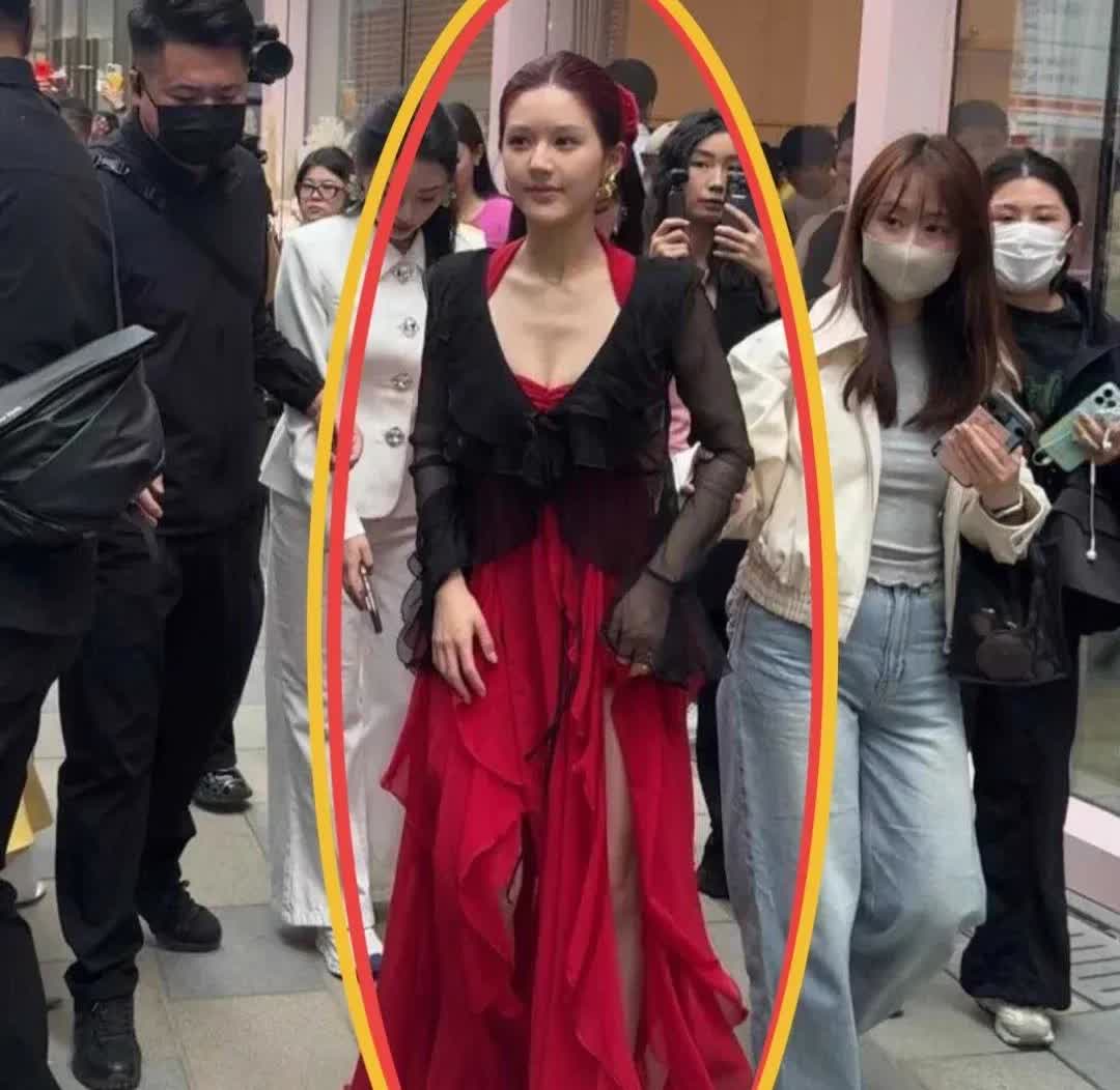-----老天奶…赵露思现实中的样子啊？？？啊啊啊啊该说不说，她真的