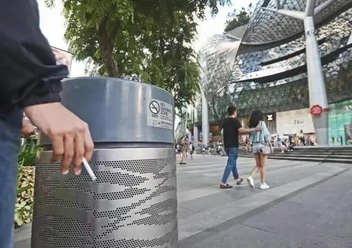 一名41岁的中国籍游客黄某因在新加坡禁烟区吸烟并试图贿赂执法人员，被控上法庭，可