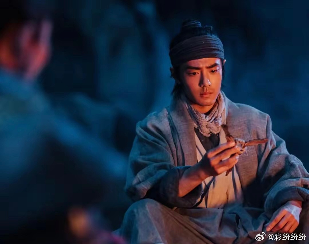 肖战两部网友年度期待剧集肖战主演的谍战剧《谍报上不封顶》和医疗题材剧《小城良方》