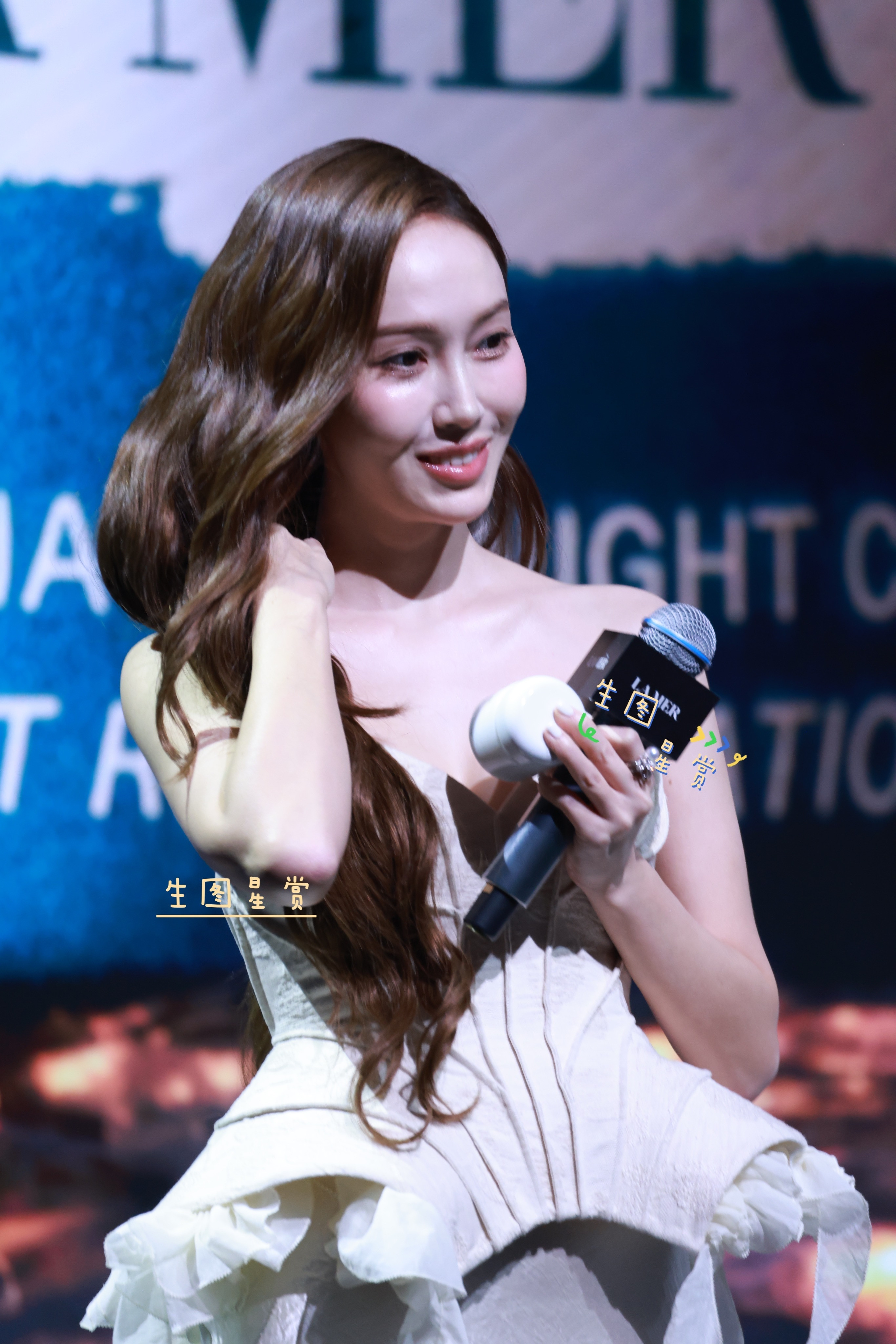 郑秀妍现身上海活动，蓝色系卡皇全身都在发光🌟💙郑秀妍​​​