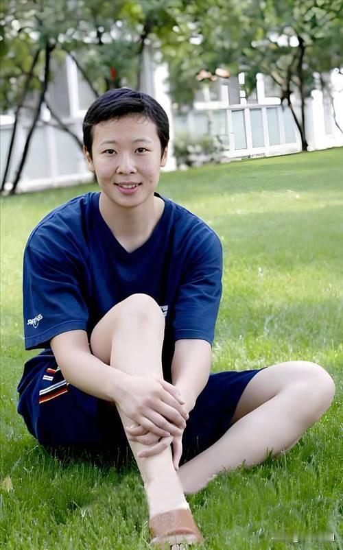 47岁的冯坤，给所有"星二代"家长上了一课。那就是别总盯着孩子的基因和身高，