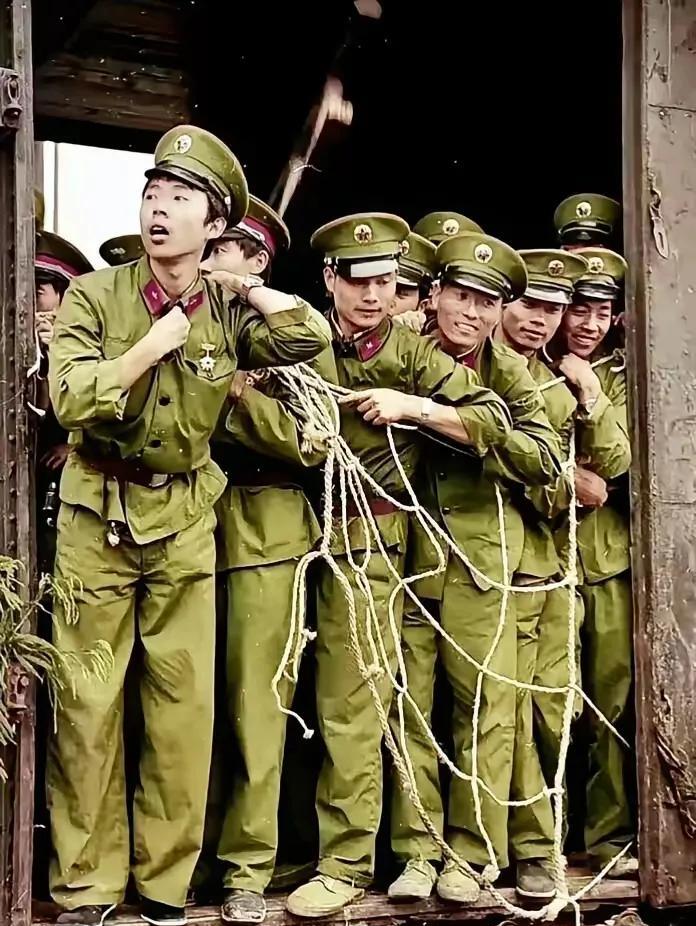 这是1987年从南疆前线归来的47军战士们，当时火车驶入西安站。他们身着军装，还