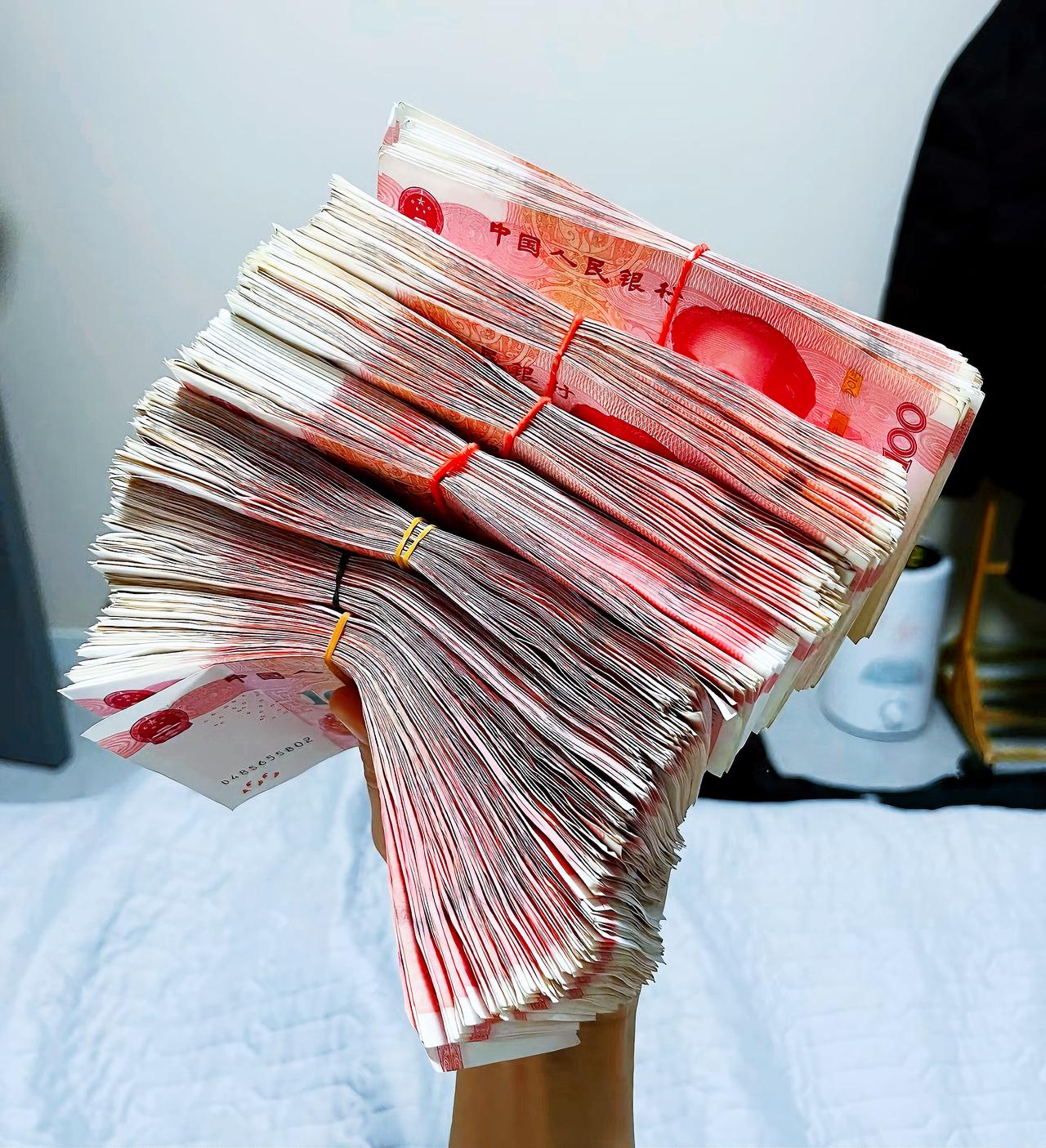 我妈给我100万做嫁妆，我瞒着老公说只给了20万。结婚不到半年，他下班回来说拿点