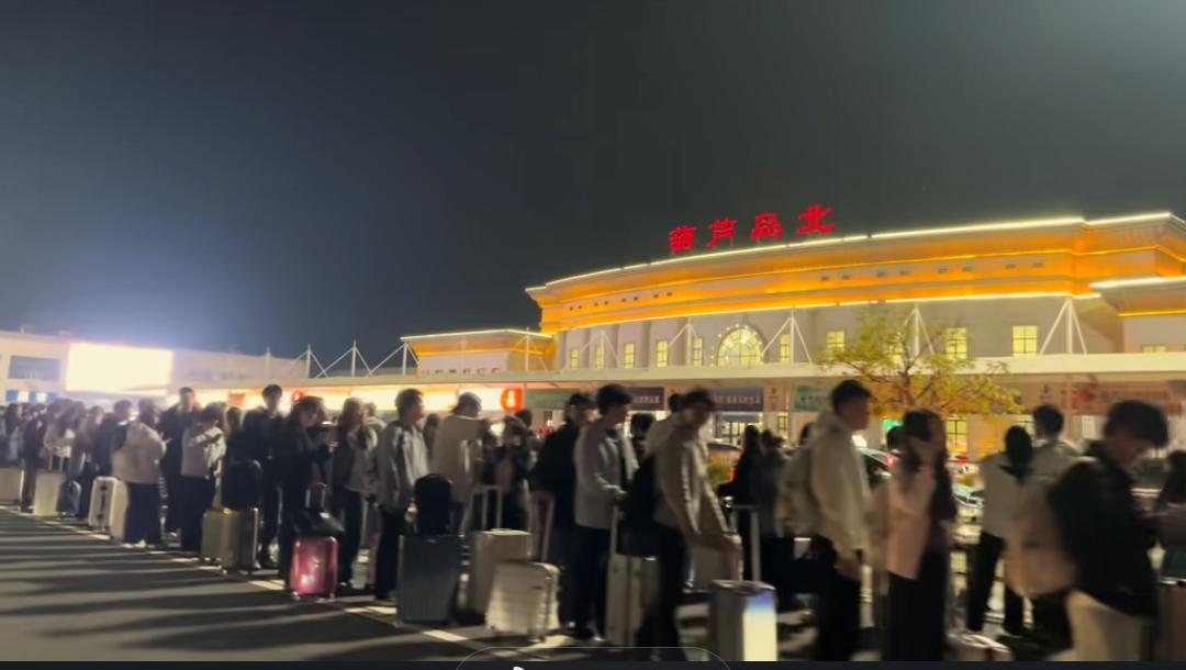 这个五一假期葫芦岛旅游的火爆，在人们看来是一大惊喜。过去人们以为辽宁旅游最火爆的