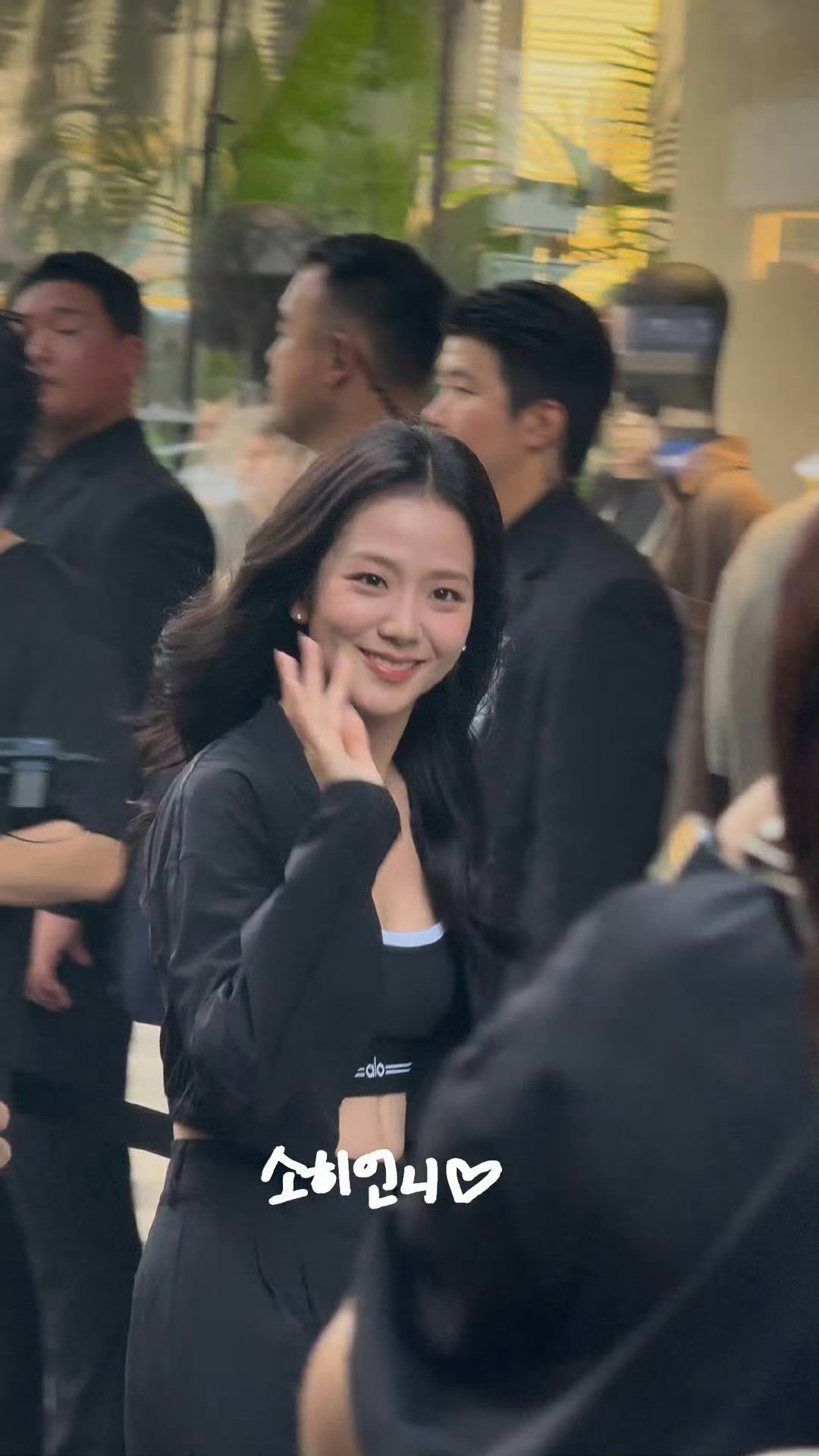 金智秀甜笑+宁艺卓酷飒，线下生图美疯！网友：女娲毕设现场吧💖金智秀宁艺卓线下活