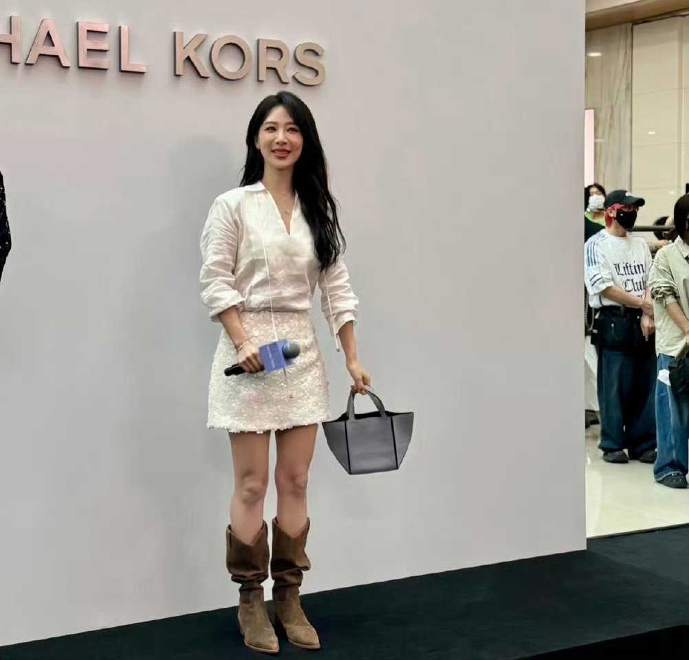 杨紫线下生图太真实了，这颜值真的太吸睛了。