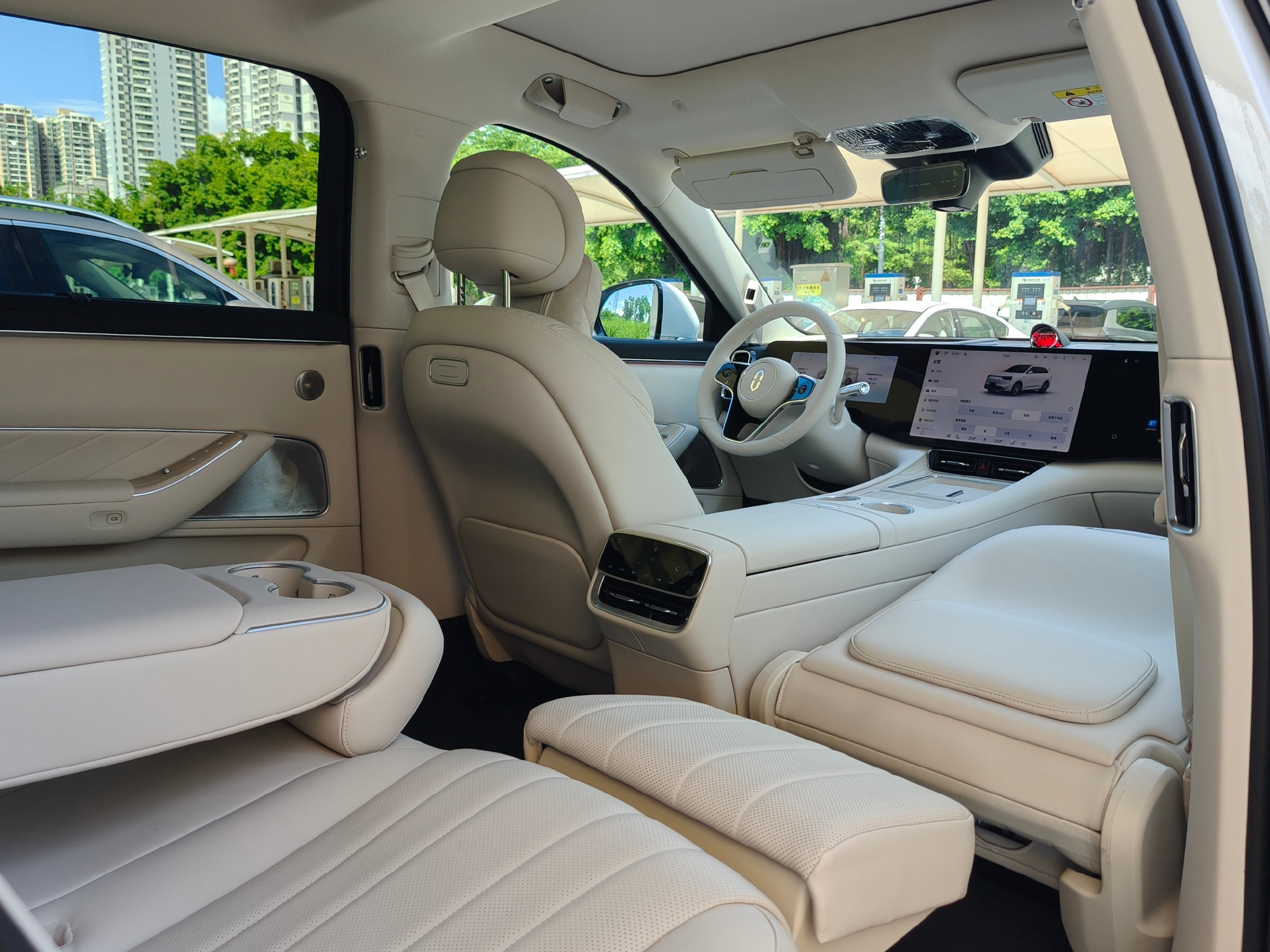 问界M6和尚界Z7的设计，基本就是之后鸿蒙智行面向年轻化的产品模板，主要就是副驾