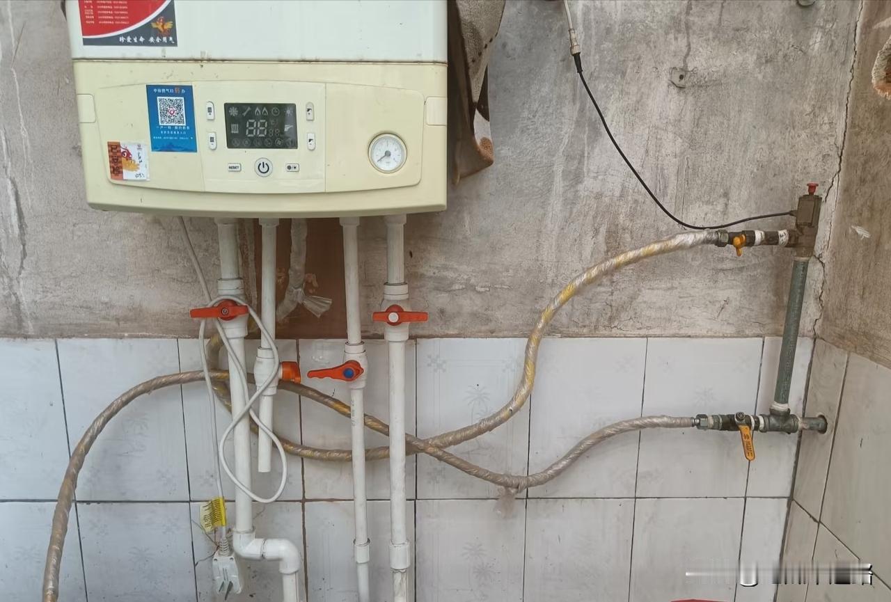 河北农村的壁挂炉成了摆设。气价比北京天津贵三成，补贴从每立方米一块掉到两毛，