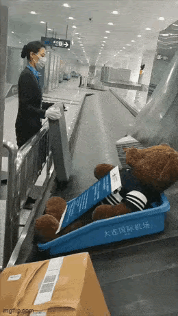 下面图一这张动图，有人问“这样的岗位真的有必要存在吗？”评论区吵成一锅粥，也是蛮