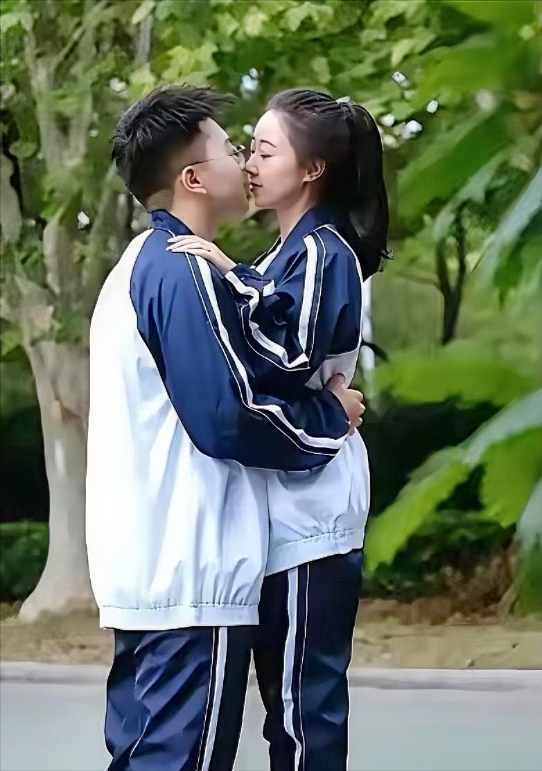 一位高中的老师吐槽，班上的一对男女同学早恋了，也把他们双方的父母亲都叫来开会了，