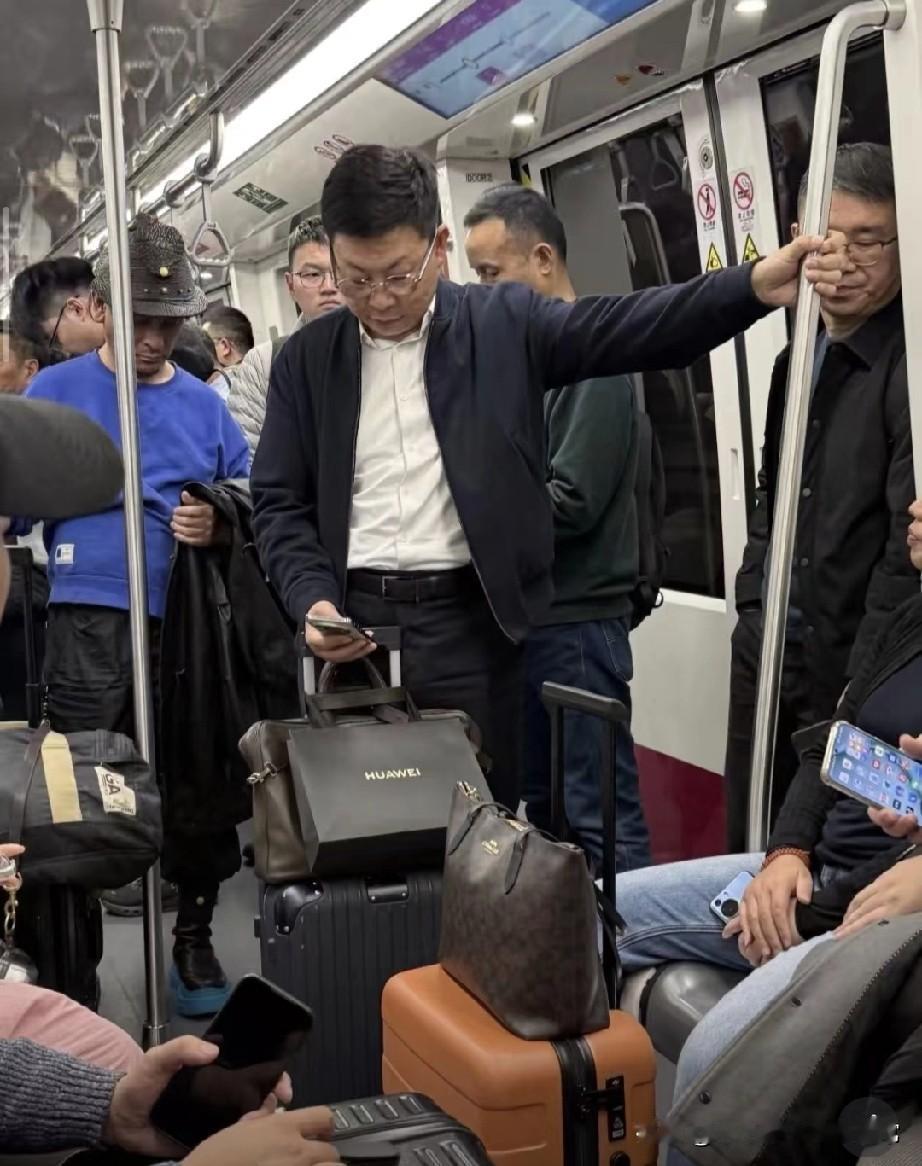 不是，余总还用坐地铁？偶遇余总挤地铁！大佬的绿色出行，到底是作秀还是真接地气？