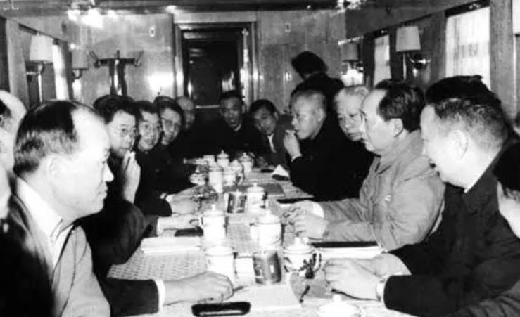 1959年毛泽东乘专列视察邯郸万亩棉田，亲切询问少奇是否到过这里？1958年1