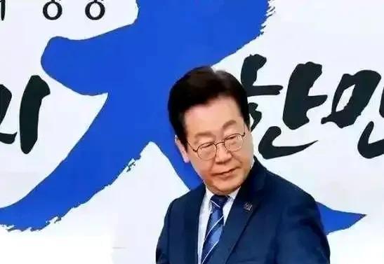 李在明急眼了，索要战时指挥权！前几天，特朗普宣布要对韩国加征25%的关税，还大