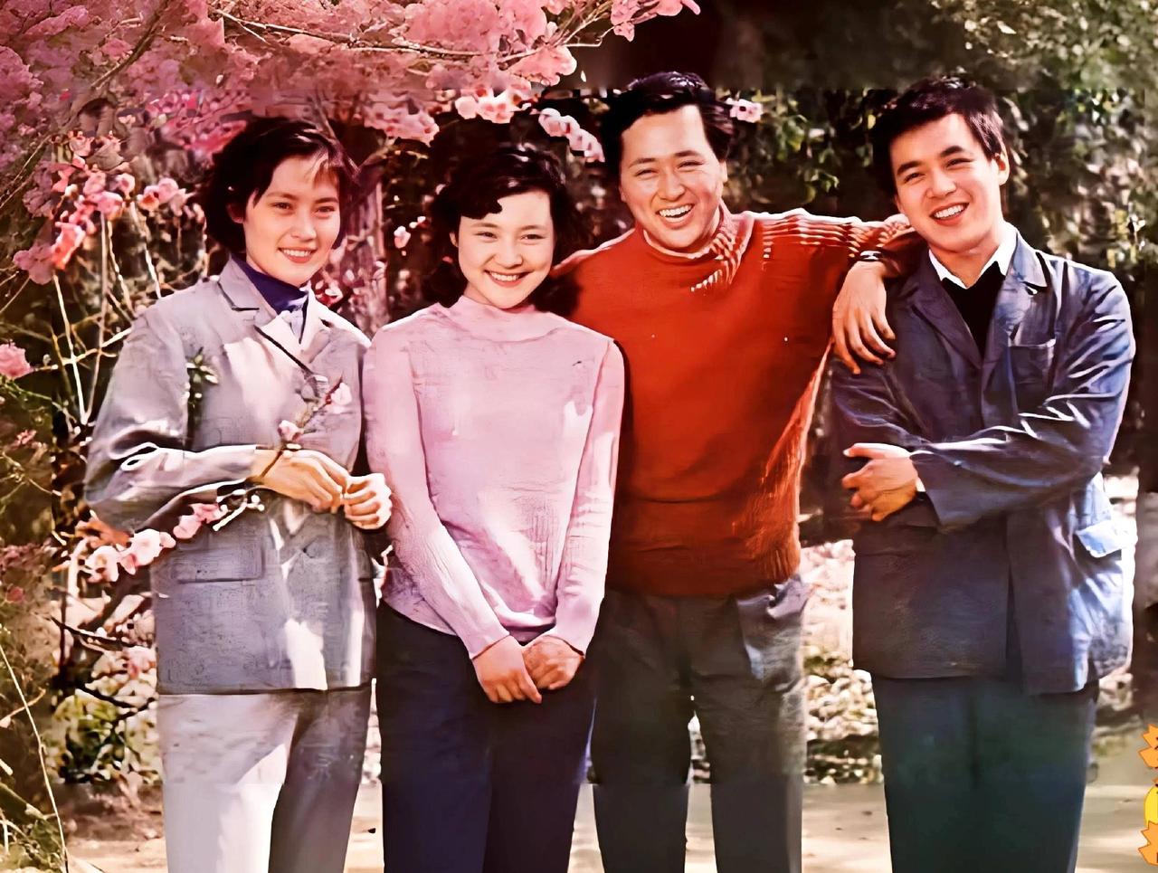 一张有年代感的老照片：陈冲笑容甜美，霞姿月韵；宋晓英短发利落，荷骨兰韵；宫喜斌眉