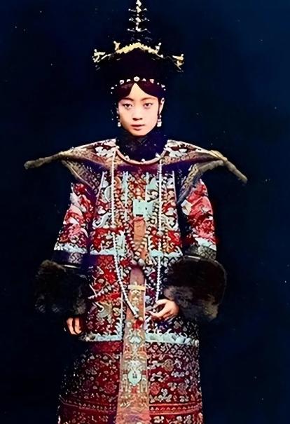 她最后是活活臭死的。大小便失禁，躺在自己的屎尿里，浑身烂疮，41岁的女人，瘦得像