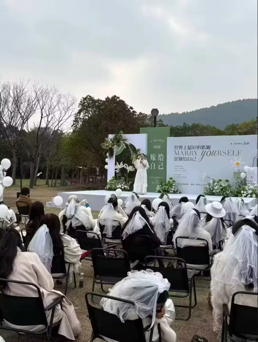 这是旧社会“自梳”的续集吗？可这些人连婚纱都要白P