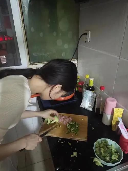 上海大学生放假继承了家里的厨房这届年轻人改造家庭餐桌的样子，希望不是摆拍！当爸妈