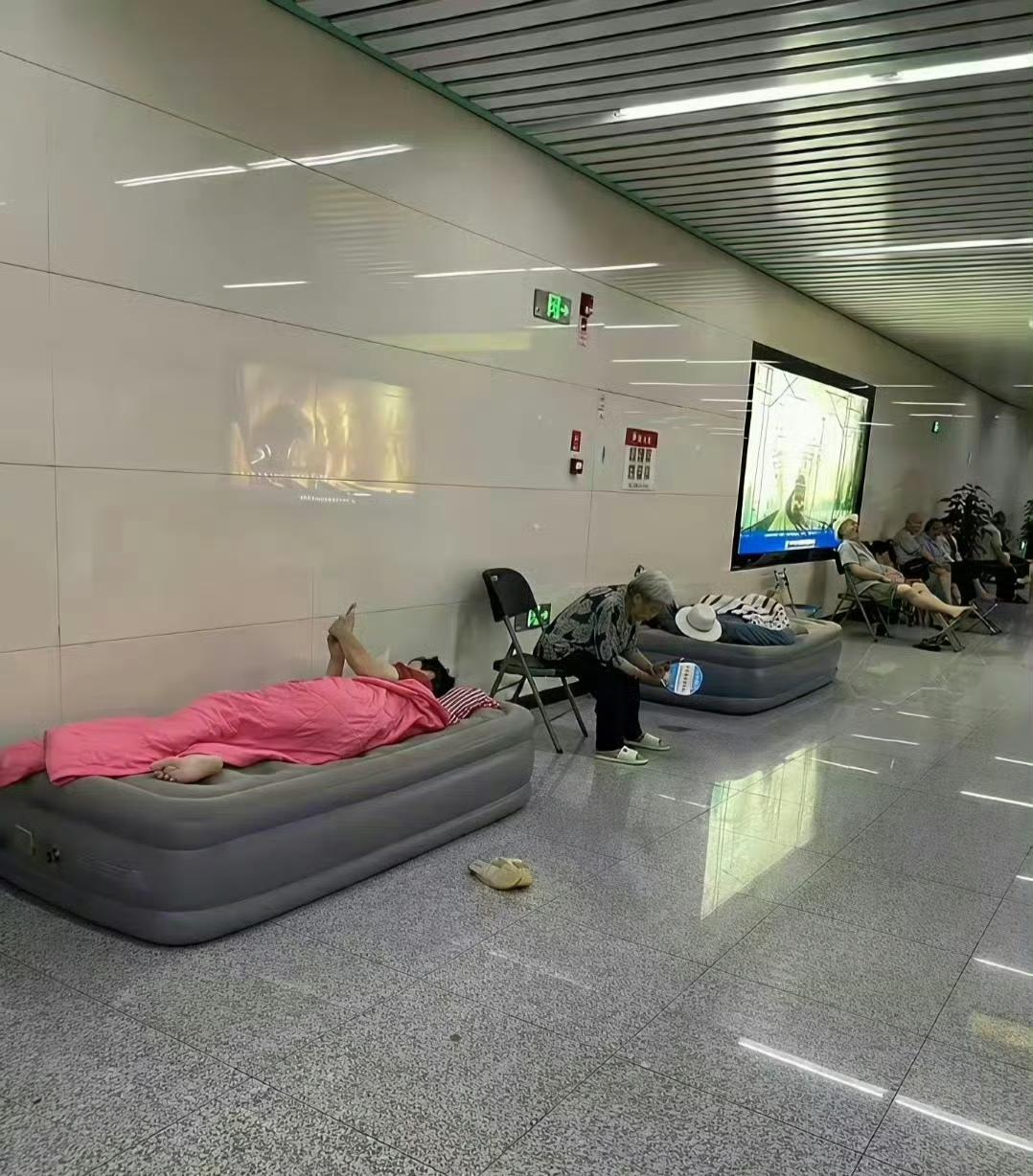 某处地铁站内，蹭空调的人。"挂网床"的朋友，这样过分了吧？
