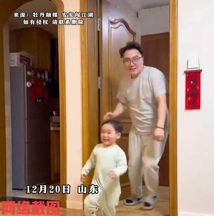山东有爸爸与孩子在家一起闹玩笑。这天爸爸和孩子说一起去打妈妈，刚起初孩子信以