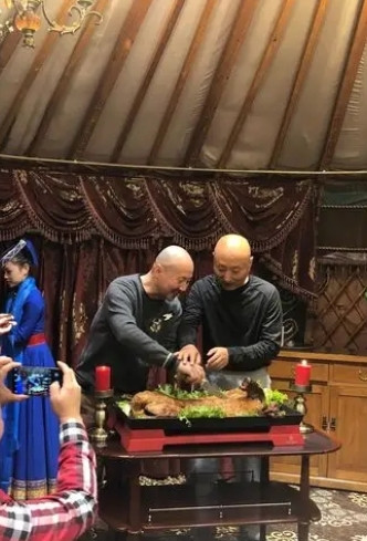 有一次，陈佩斯去内蒙古演出，刚下了飞机，就接到了腾格尔的电话：“老哥，落地了吧？