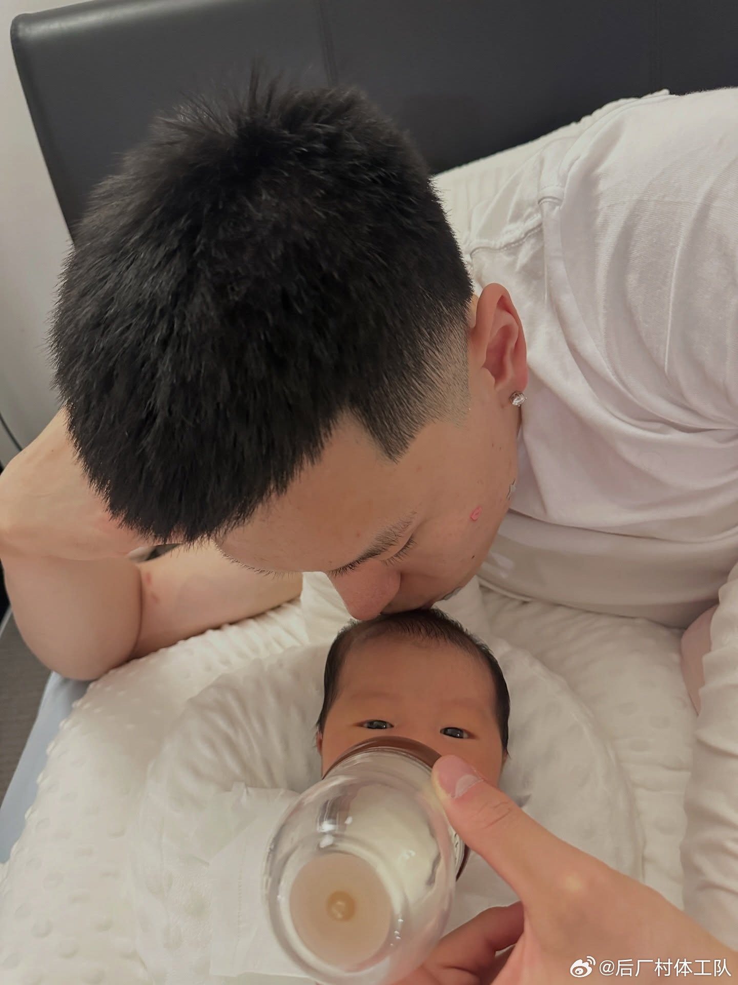 李弘权晒奶爸照更新社媒，晒出与妻儿的合照以及自己给宝宝喂奶、哄睡的照片，化身一