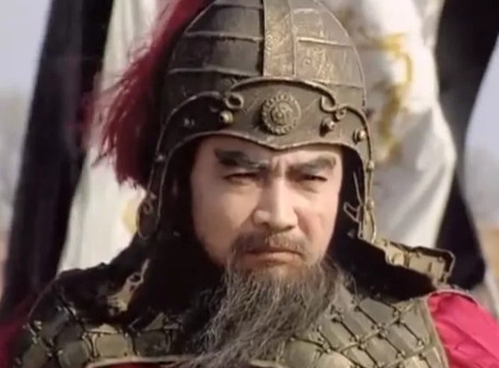1992年，《三国演义》片场。鲍国安突然揪住陈宫衣领，眼中寒光迸射：宁教我负天下