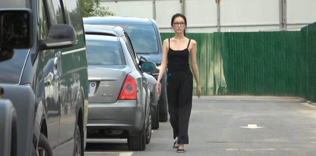 近日李嫣彻底褪去青涩，单拎出来站C位。这事儿根本不是明星逛街凑热闹，扒开光鲜的