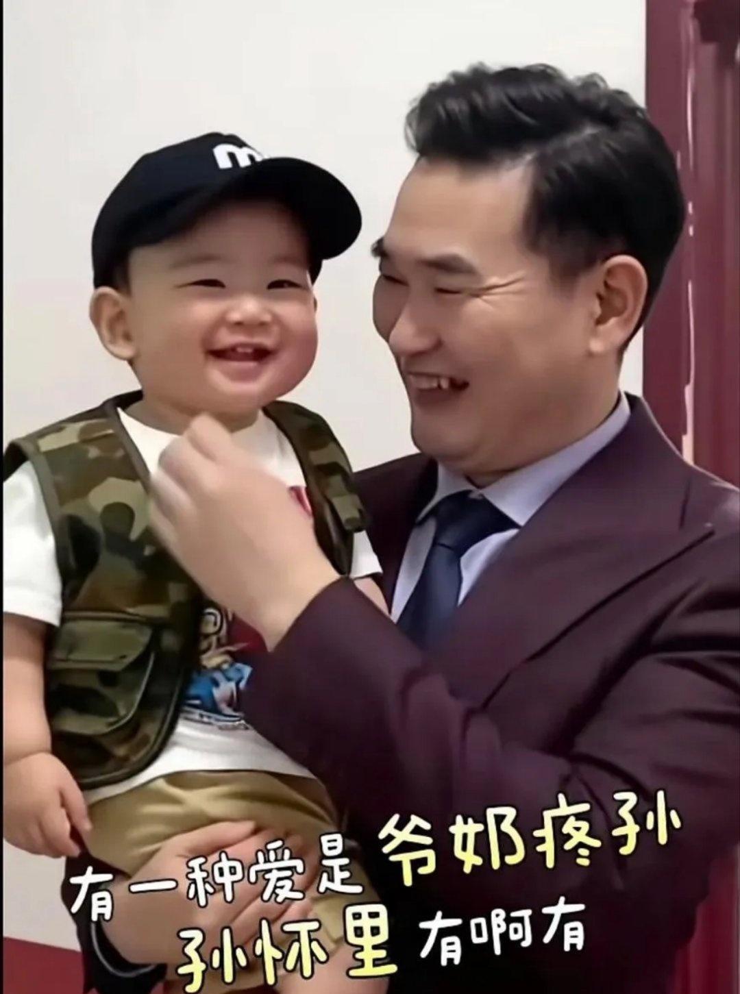 “大衣哥”朱之文孙子成网红，样貌不像爷爷和爸爸，却十分像奶奶。网友调侃：“儿媳妇