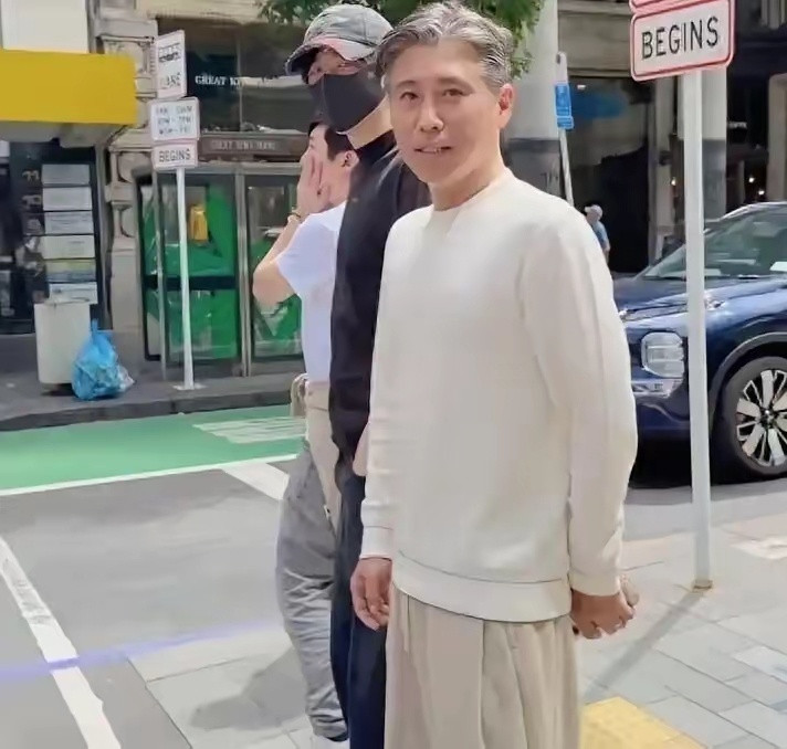 83岁老戏骨是李乃文亲妈！中戏母子档曝光，网友直呼：这基因绝了