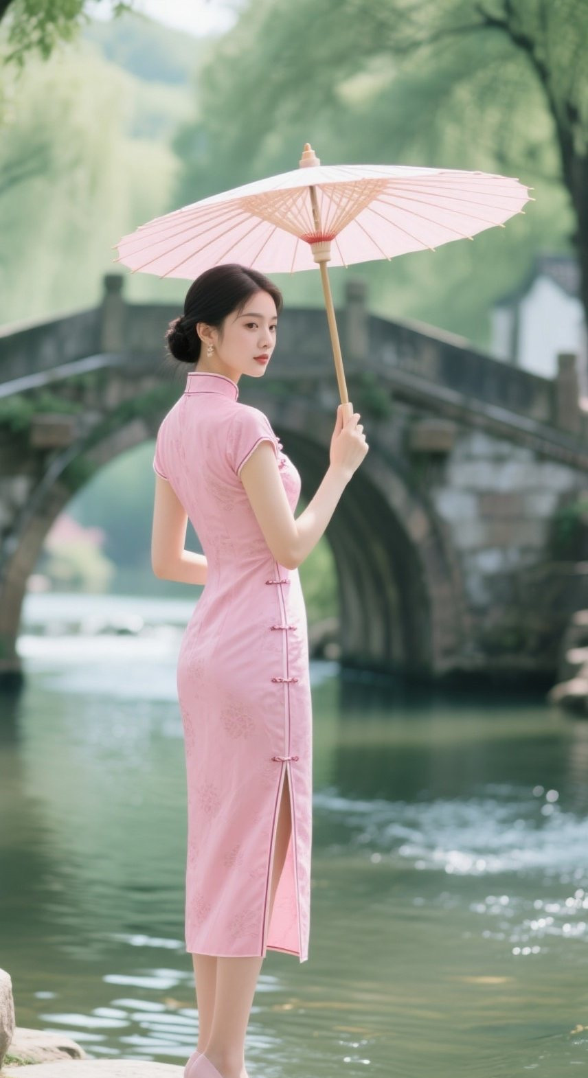 旗袍少妇温婉如玉，举手投足皆是风景