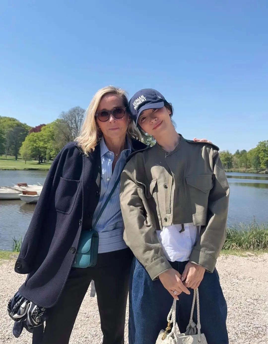 宋慧乔现身法国巴黎旅游，她站在河水边，朋友的一只手搭在她的肩上，姿态放松，开心的