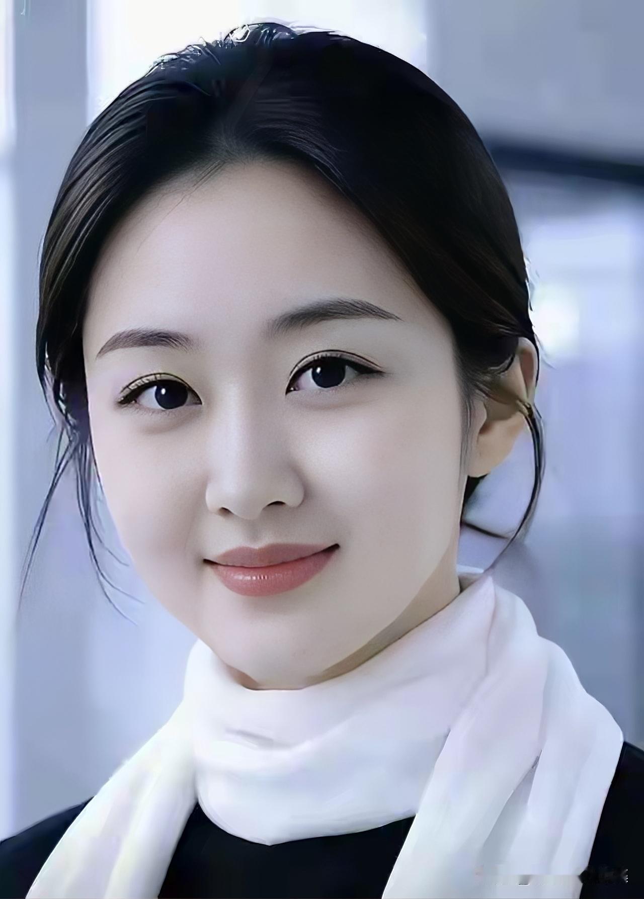 素韵佳人乌发轻拢眉眼柔，白巾绕颈韵风流。盈盈浅笑藏温婉，落落风姿不惹愁。