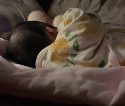 河南男子应朋友邀约在家里喝酒，期间看到朋友妻子正躺在床上给婴儿喂奶后，起了色心，