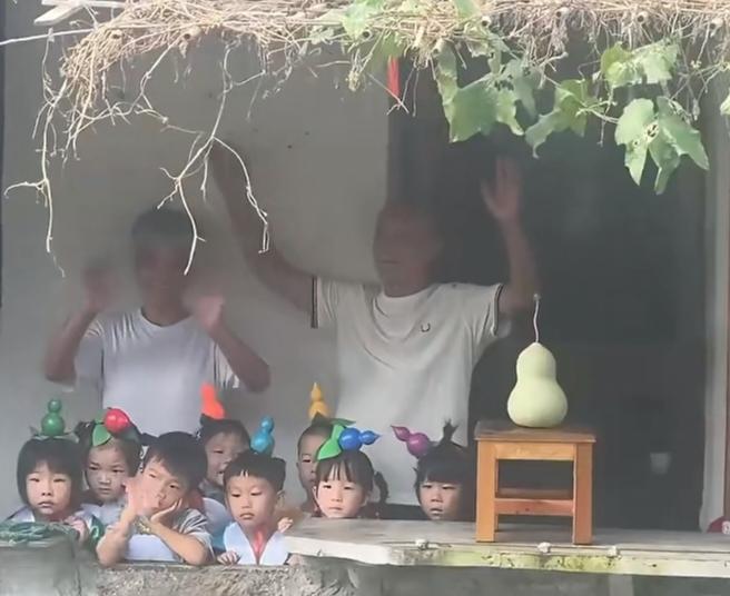 葫芦还是那7个葫芦感觉又不是那7个葫芦了绍兴葫芦爷爷还是把葫芦重新挂上去了
