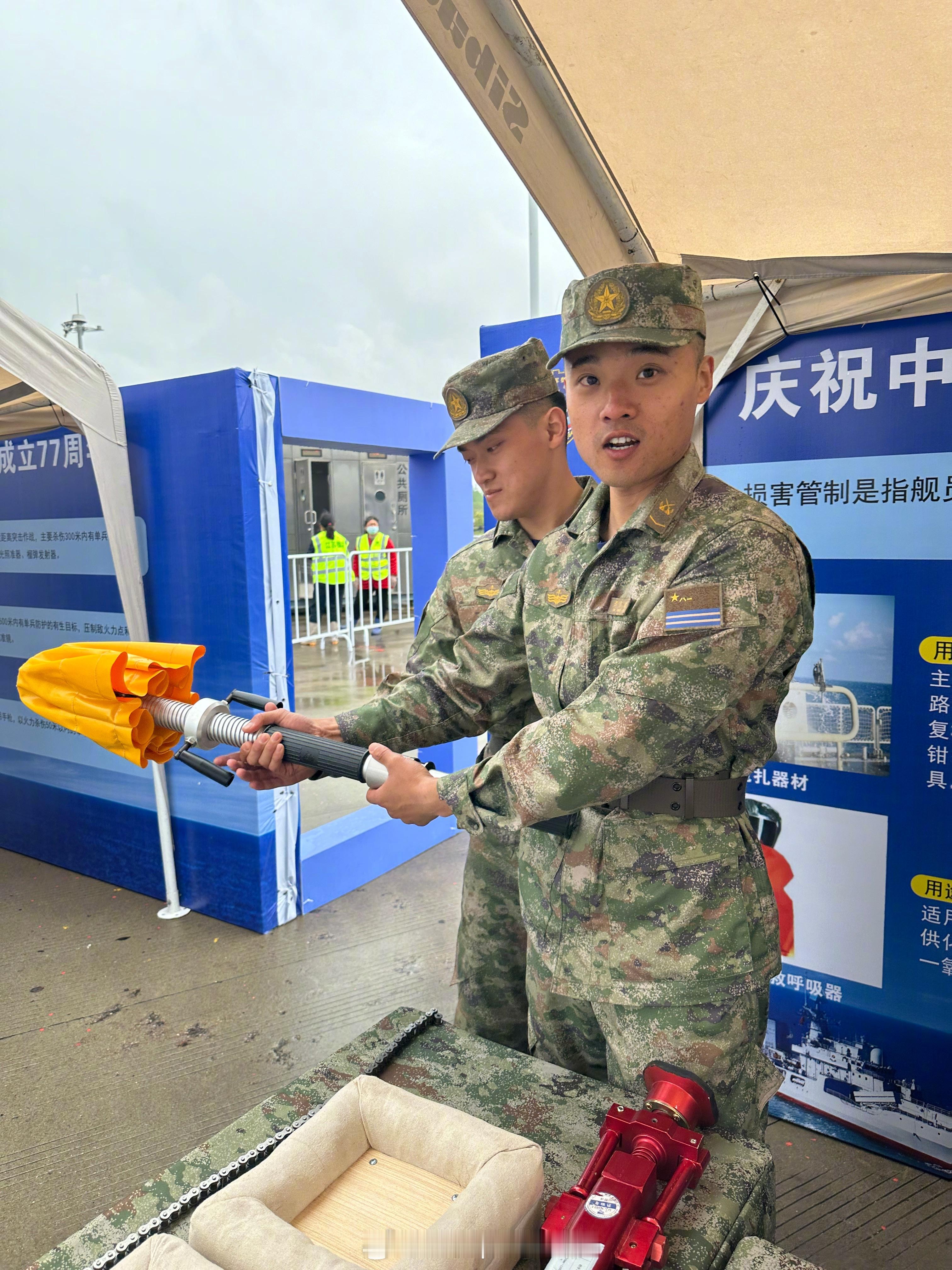 人民海军成立77周年今天参观停靠泰州国际集装箱码头的泰州舰。在码头地面展示区，