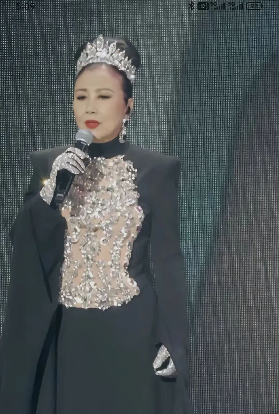 汪明荃78岁开演唱会引热议，不得不承认，港人和内地的观念至少有两大差距！