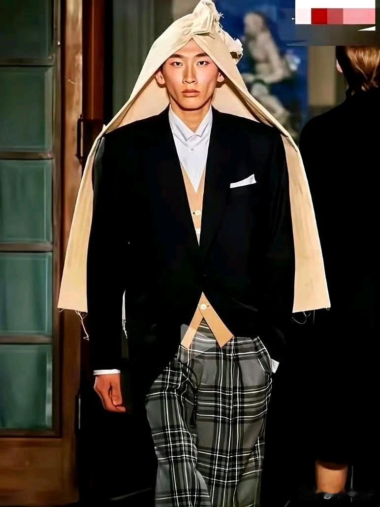 我打赌，巴黎世家的这个头巾，在中国一个也卖不出去。​​​