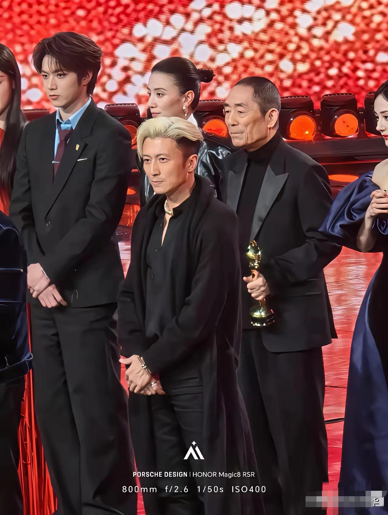 谢霆锋的身高争议，吵啥呢？看看这些细节就懂了最近谢霆锋因为一张合照又被卷进