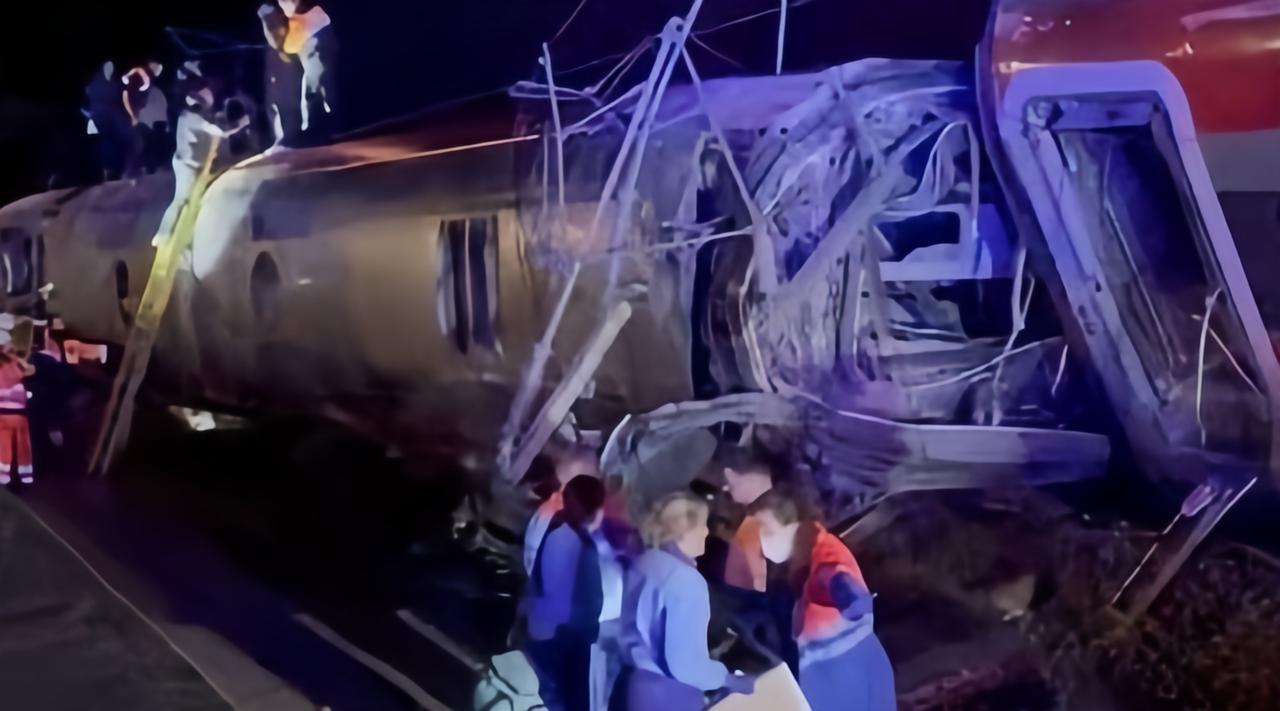 西班牙这起高铁事故也太让人揪心了！两列高速列车迎面相撞脱轨，都造成39人遇难、上