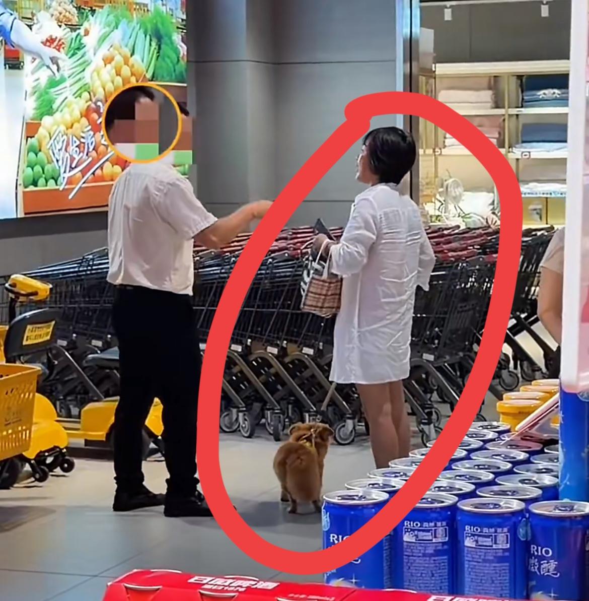 女子要带着宠物进超市，被保安给拦住，说旁边有专门的宠物存放区，没想到女子不干，和